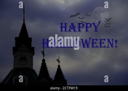 Saluto di Halloween, testo sullo sfondo della silhouette di una torre gotica castello, cielo nuvoloso notte e luna piena. Biglietto d'auguri, poster o banner Foto Stock
