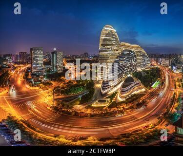 Vista aerea di Pechino SOHO, un complesso di tre grattacieli asimmetrici curvilinei a Wangjing a Pechino, Cina, 11 agosto 2020. Foto Stock