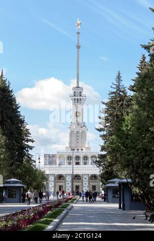 Russia, Mosca, 16 settembre 2020: Stazione del fiume settentrionale. Parco amicizia. Foto Stock