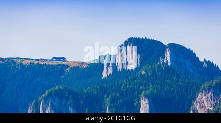 Ceahlau rocce di montagna e chalet Dochia, attrazione turistica in Romania Foto Stock