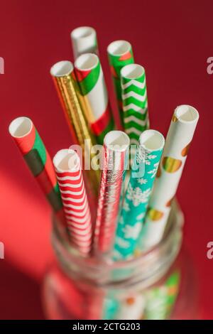 Sfondo di Natale di Capodanno. Festeggiamenti cocktail party paillette in bottiglia di vetro. Foto Stock