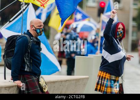 Un gruppo sì pro indipendenza ha una dimostrazione pacifica al di fuori del parlamento scozzese, riguardo Westminster minando il parlamento scozzese per Indy rif. 2. Credito: Euan Cherry Foto Stock