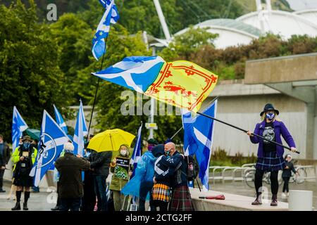 Un gruppo sì pro indipendenza ha una dimostrazione pacifica al di fuori del parlamento scozzese, riguardo Westminster minando il parlamento scozzese per Indy rif. 2. Credito: Euan Cherry Foto Stock