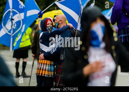 Un gruppo sì pro indipendenza ha una dimostrazione pacifica al di fuori del parlamento scozzese, riguardo Westminster minando il parlamento scozzese per Indy rif. 2. Credito: Euan Cherry Foto Stock