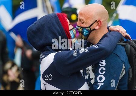 Un gruppo sì pro indipendenza ha una dimostrazione pacifica al di fuori del parlamento scozzese, riguardo Westminster minando il parlamento scozzese per Indy rif. 2. Credito: Euan Cherry Foto Stock