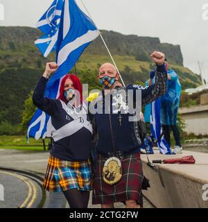 Un gruppo sì pro indipendenza ha una dimostrazione pacifica al di fuori del parlamento scozzese, riguardo Westminster minando il parlamento scozzese per Indy rif. 2. Credito: Euan Cherry Foto Stock