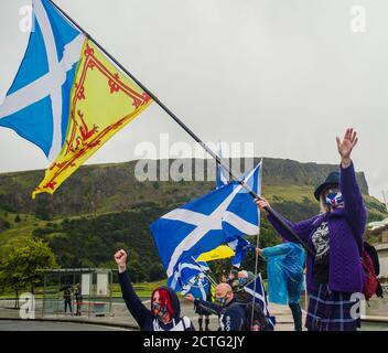 Un gruppo sì pro indipendenza ha una dimostrazione pacifica al di fuori del parlamento scozzese, riguardo Westminster minando il parlamento scozzese per Indy rif. 2. Credito: Euan Cherry Foto Stock