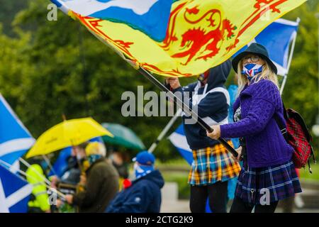 Un gruppo sì pro indipendenza ha una dimostrazione pacifica al di fuori del parlamento scozzese, riguardo Westminster minando il parlamento scozzese per Indy rif. 2. Credito: Euan Cherry Foto Stock