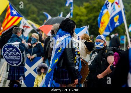 Un gruppo sì pro indipendenza ha una dimostrazione pacifica al di fuori del parlamento scozzese, riguardo Westminster minando il parlamento scozzese per Indy rif. 2. Credito: Euan Cherry Foto Stock