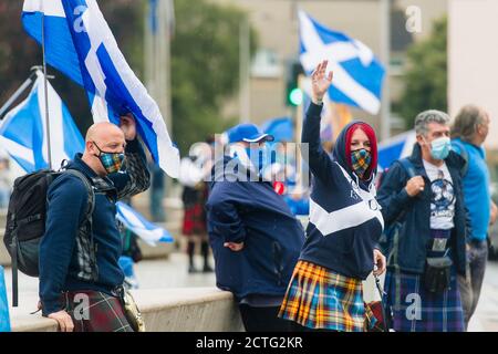 Un gruppo sì pro indipendenza ha una dimostrazione pacifica al di fuori del parlamento scozzese, riguardo Westminster minando il parlamento scozzese per Indy rif. 2. Credito: Euan Cherry Foto Stock