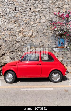 Vecchia classica Fiat 500 parcheggiata in una strada di Praiano, Costiera Amalfitana, Campania, Italia Foto Stock