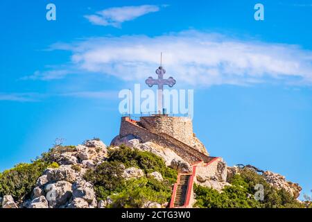 Grande croce religiosa sulla cima di una collina a Karpathos Island, Grecia Foto Stock