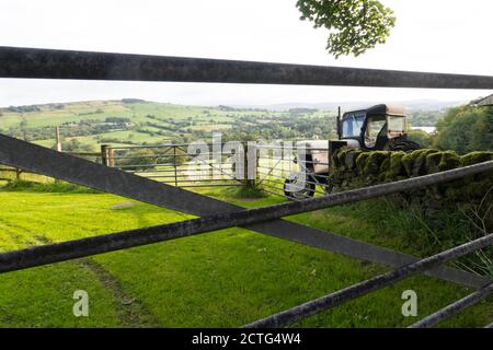 Il trattore David Brown 880 è stato parcheggiato in un campo verde nella Peak District Regno Unito Foto Stock