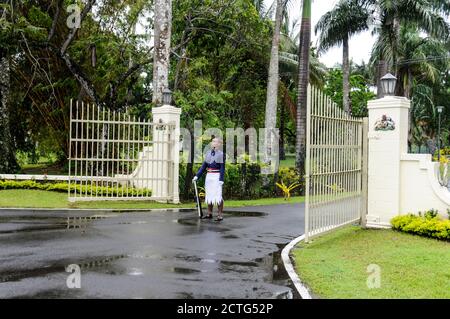 Una scrigna si trova al viale principale per la Casa del Governo, residenza del Presidente a Suva su viti Levu, Figi Foto Stock