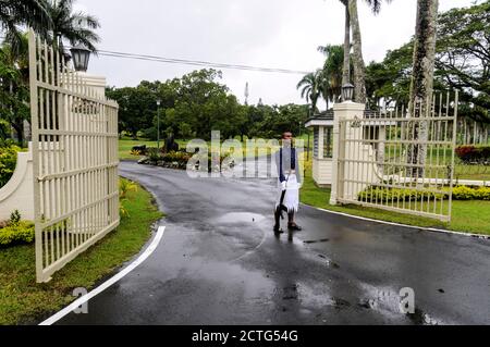 Una scrigna si trova al viale principale per la Casa del Governo, residenza del Presidente a Suva su viti Levu, Figi Foto Stock