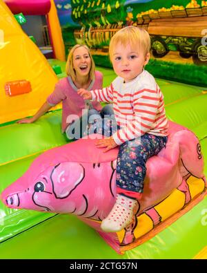 Pomeriggio divertente nel parco giochi al coperto Foto Stock