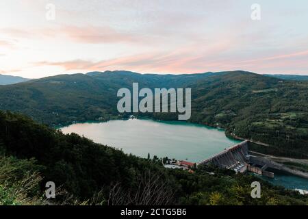 Vista sul lago Perucac, Serbia al tramonto Foto Stock
