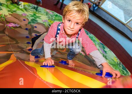 Pomeriggio divertente nel parco giochi al coperto Foto Stock