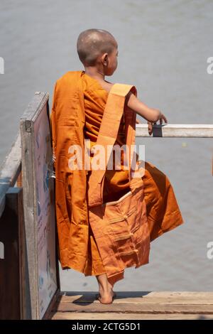 Ritratto di un giovane monaco in un monastero birmano sul lago Inle in Birmania, Myanmar Foto Stock