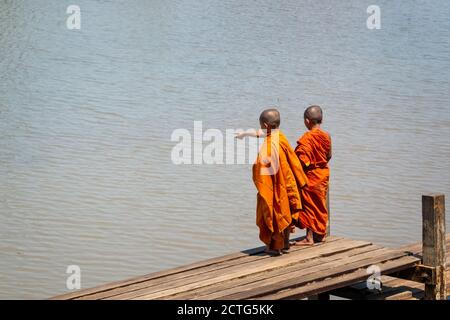 Monaci giovani su un molo in legno sul lago Inle in Birmania, Myanmar Foto Stock