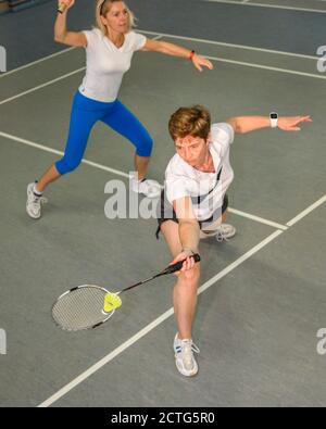 Action und Einsatz beim Badminton Foto Stock