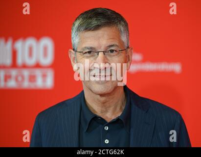 23 settembre 2020, Hessen, Francoforte sul meno: Herbert Hainer, presidente del FC Bayern Monaco, partecipa all'evento BILD100 presso il Deutsche Bank Park Stadium. Foto: Arne Dedert/dpa Foto Stock