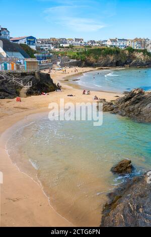 Cornwall England Beach, vista delle persone che si rilassano tra le insenature di Towan Beach a Newquay, Cornovaglia, Inghilterra sud-occidentale, Regno Unito Foto Stock