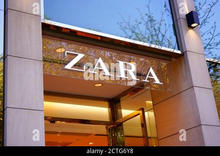 Logo dello shop di una catena di negozi Zara su Königsallee a Düsseldorf. Foto Stock