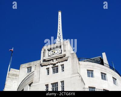 Antenna della BBC Broadcasting House costruita in stile Art Deco nel 1932 a Regent Street, Londra Inghilterra Regno Unito, che è una popolare destinazione di viaggio Foto Stock