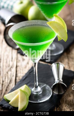 Cocktail di appletini verdi in vetro su tavolo di legno Foto Stock