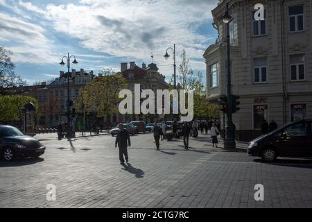 27 aprile 2018 Vilnius, Lituania. Cittadini all'attraversamento pedonale di Vilnius. Foto Stock