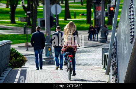 27 Aprile 2018 Vilnius, Lituania. Biciclette in una delle strade di Vilnius. Foto Stock