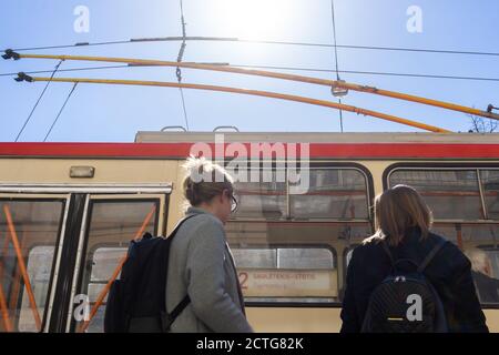 27 aprile 2018 Vilnius, Lituania. Ragazze alla fermata del tram a Vilnius. Foto Stock