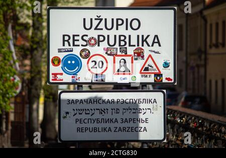 27 Aprile 2018 Vilnius, Lituania. Poster informativo all'ingresso del quartiere Uzupis a Vilnius. Foto Stock