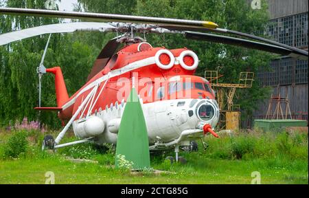 18 luglio 2018, regione di Mosca, Russia. Elicottero da pompiere MIL mi-6 presso il Museo Centrale dell'Aeronautica Russa di Monino. Foto Stock