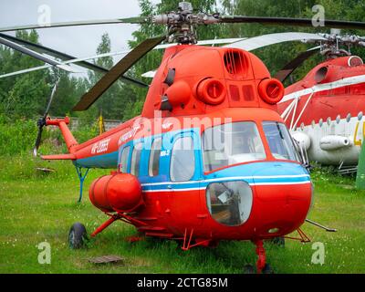 18 luglio 2018, regione di Mosca, Russia. Piccolo elicottero da trasporto a turbina leggero armato MIL mi-2 presso il Museo Centrale dell'Air Forc russo Foto Stock