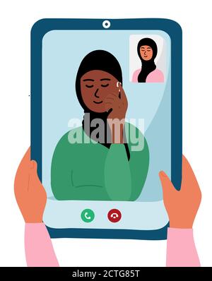 Due donne arabe in hijab sono sullo schermo del dispositivo tablet. Le mani femminili stanno tenendo lo smartphone con la videochiamata. Musulmano. Amicizia. Vettore Illustrazione Vettoriale