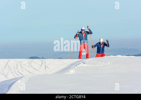 Sulla strada su piste perfette con sci di fondo Foto Stock