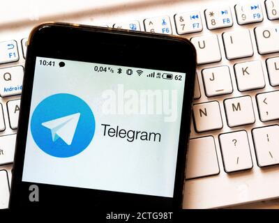 In questa illustrazione viene visualizzato il logo del telegramma su uno smartphone Foto Stock