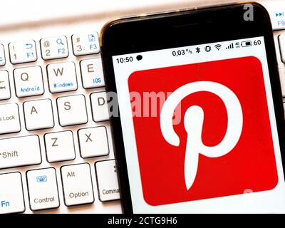 In questa illustrazione viene visualizzato un logo Pinterest su uno smartphone Foto Stock