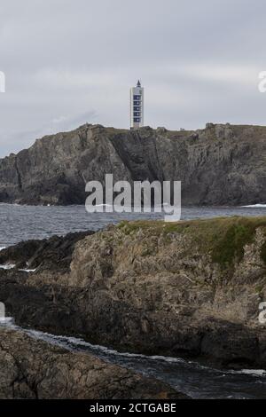 Foto verticale del faro di Meira con le scogliere di Valdovino in Galizia, Spagna Foto Stock