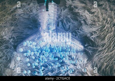 Pulizia della sporcizia con l'aspirapolvere con aspiratore a macchina Foto Stock