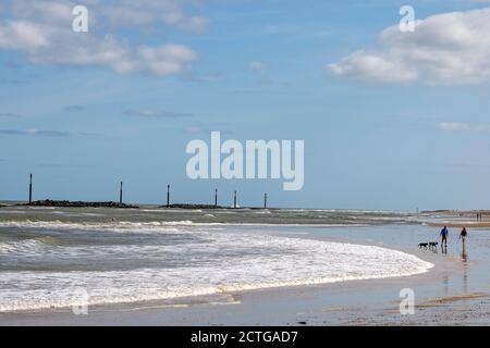 Difesa costiera di armature da roccia offshore, Sea Palling, Norfolk, Inghilterra, Foto Stock