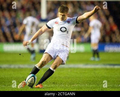 OWEN FARRELL CALCIA UNA PENA SCOZIA contro INGHILTERRA CAMPIONATO SEI NAZIONI - MURRAYFIELD Copyright Picture : Mark Pain / Alamy 08/2/2014 Foto Stock