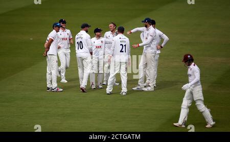 Adam Wheater (centro) di Essex festeggia con i compagni di squadra dopo aver scoccato Tom Abell (a destra) del Somerset dal bowling di Aaron Beard durante il primo giorno della finale del Bob Willis Trophy a Lord's, Londra. Foto Stock