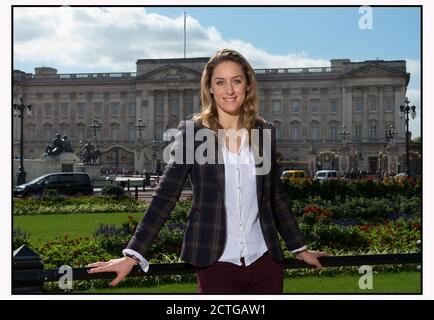 LO SCHELETRO BRITANNICO BOB OLYMPIC GOLD MEDALISTA AMY WILLIAMS FOTOGRAFATO DI FRONTE A BUCKINGHAM PALACE. Foto del Copyright : Mark Pain / Alamy Foto Stock