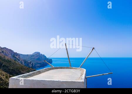 Antico mulino bianco che domina il mare Egeo nel villaggio tradizionale di Olympos, Karpathos, Dodecaneso, Grecia Foto Stock