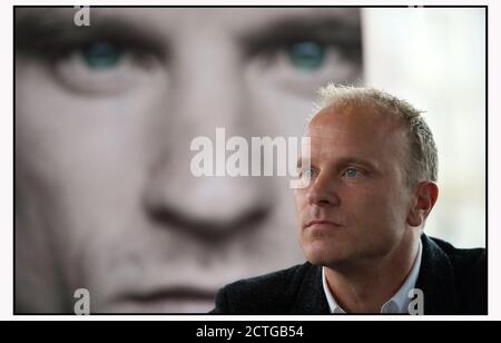 DENNIS BERGKAMP AD AMSTERDAM AL LANCIO DELLA SUA BIOGRAFIA, DI FRONTE AD UNA FOTO DELLA COPERTINA DEL SUO LIBRO. IMMAGINE: © MARK PAIN / ALAMY Foto Stock