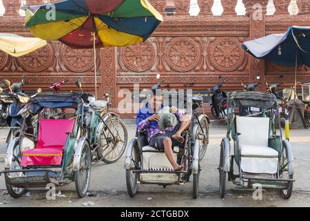 Taxi tuk-tuk a Phnom Penh, Cambogia Foto Stock