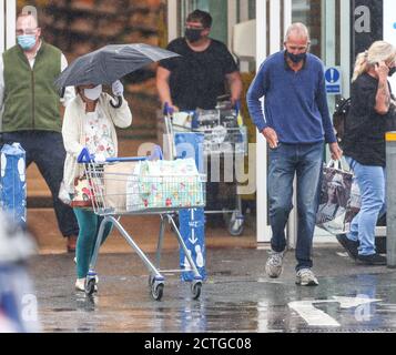 New Forest, Hampshire. 23 settembre 2020. Meteo nel Regno Unito. Gli amanti dello shopping a Tesco, nella New Forest, vengono colti dalle forti docce con la pioggia. Foto Stock